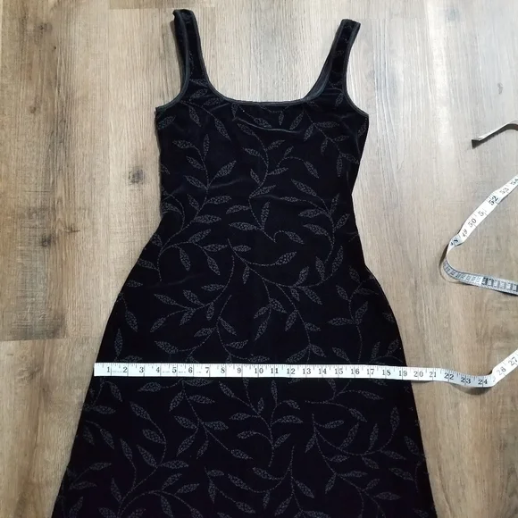 Sz S (fits 2-4 or a curvy 0) 90s Vintage Cache Black Velour Gown w/ Floral Beads - Picture 5 of 8